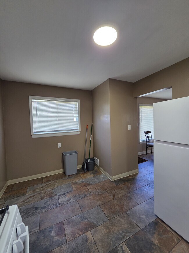 Building Photo - 16136 Log Cabin St
