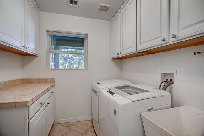 Building Photo - Extra spacious 3 bed 2 bath home in Kingsw...