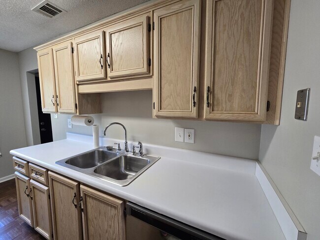 Building Photo - 107 Raintree Ct