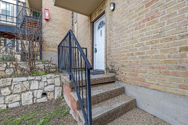 Building Photo - 6024 Westridge Ln