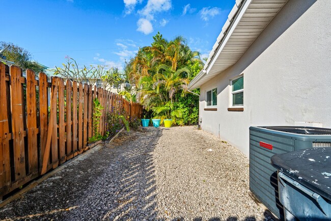 Building Photo - Single Family home on quiet street steps from the Intracoastal and Dining