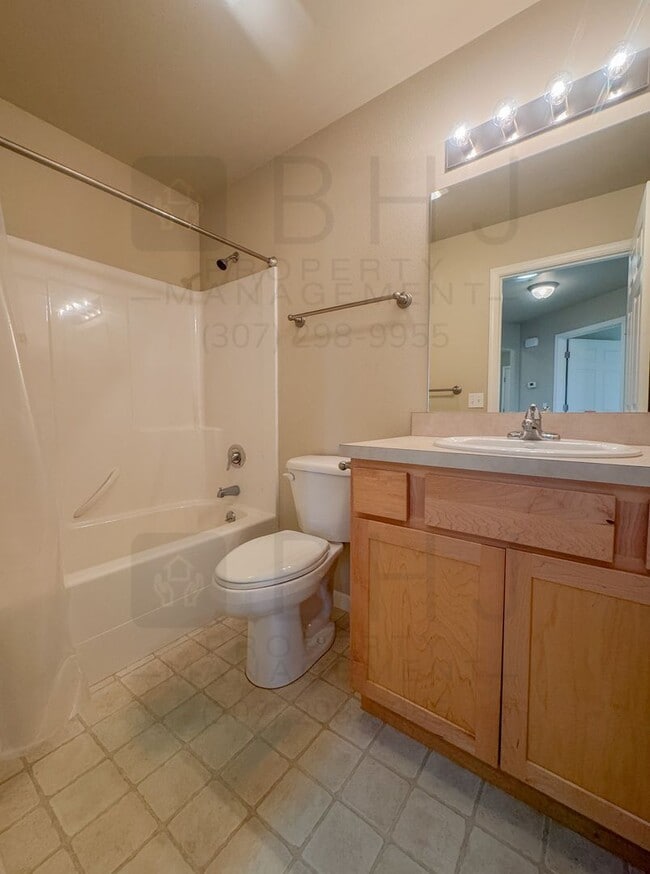 Building Photo - 2 Bed/ 2 Bath twin home in HOA community