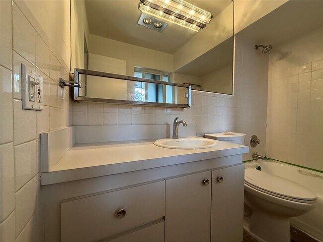 Building Photo - 4009 NE 21st Ave