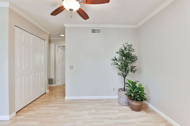 Building Photo - Talmadge : spacious 2 bed, 2 ba top floor condo