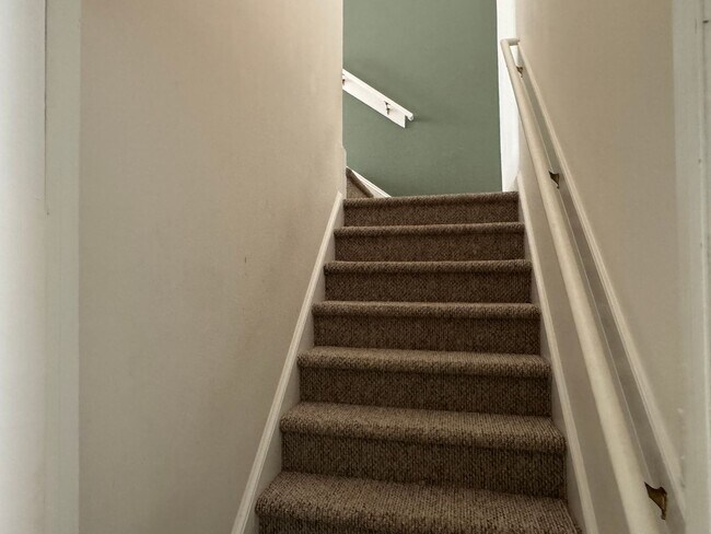 Building Photo - Beautiful Brick Home with Bonus Room in Desirable Berne Glade!