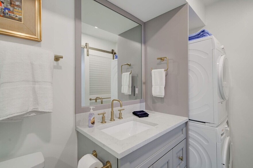 Building Photo - 655 8th Ave S