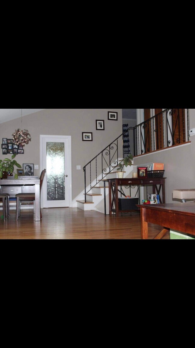 Building Photo - 24 Greenbrier Dr