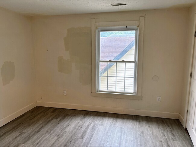 Building Photo - 2305 N Kenwood Ave