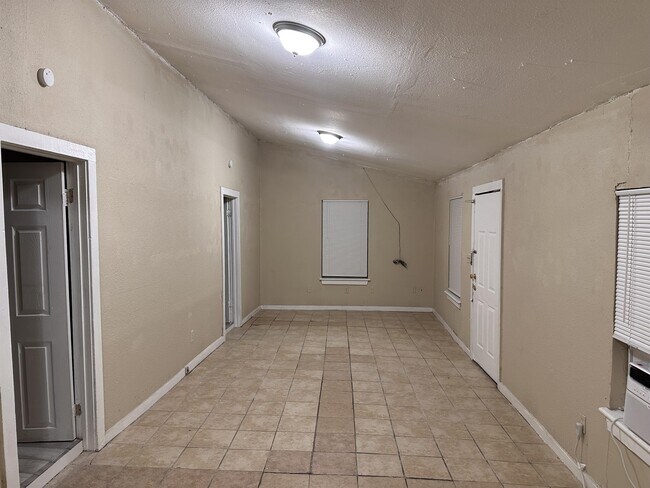 Building Photo - 601 Cantrell Dr