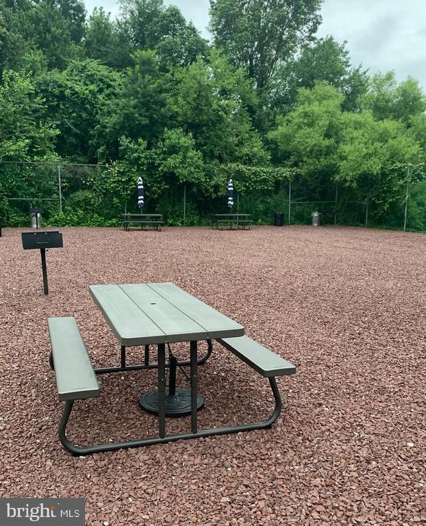 Building Photo - 102 STONEHURST Ct