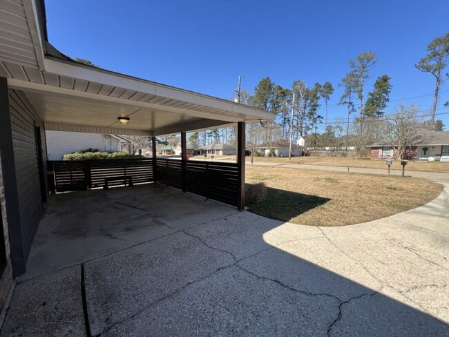 Building Photo - Beautifully Updated 3 Bedroom / 2 Bathroom Home – Available Now!