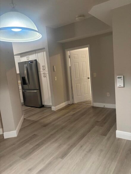 Building Photo - 350 Crestwood Cir