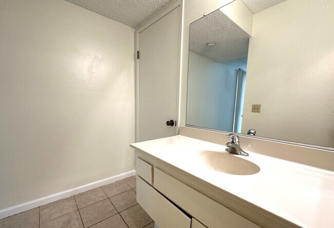 Building Photo - Mission Valley 3 BR 2 BA Condo w/ Parking ...