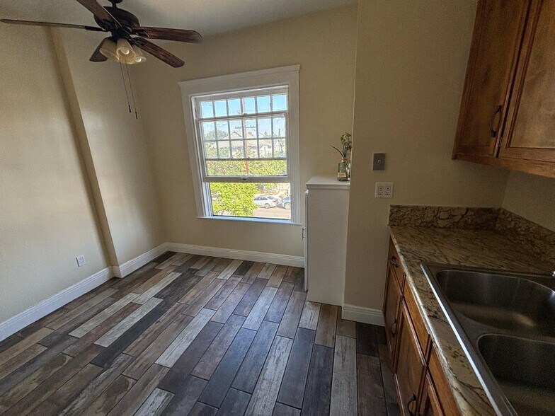 Building Photo - 1628 W 24th St