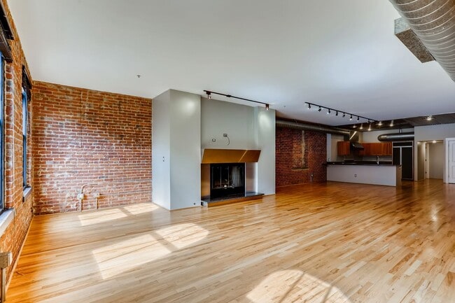 Building Photo - 3 Bedroom 2 Bath Loft Living At It's Finest In LODO! Wireworks Building