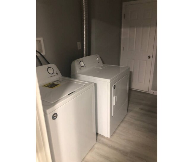 Building Photo - 3445 Juneway-7