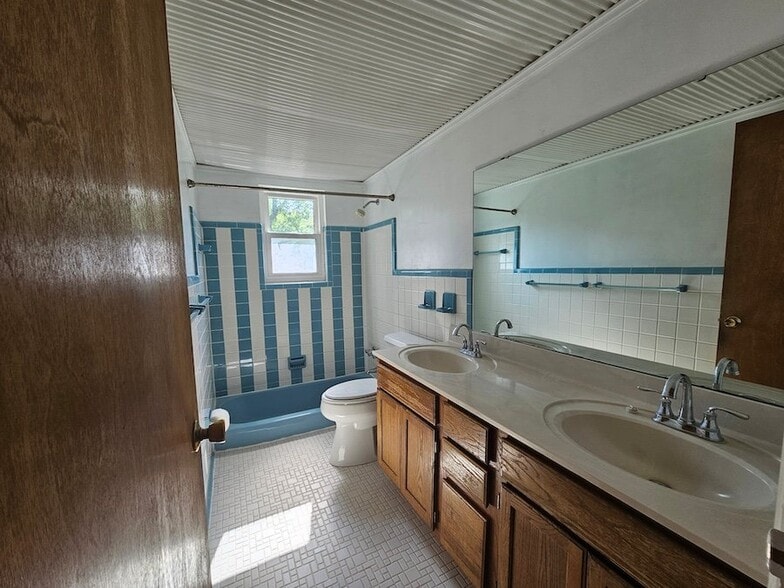 Building Photo - 677 Peach Tree Ln