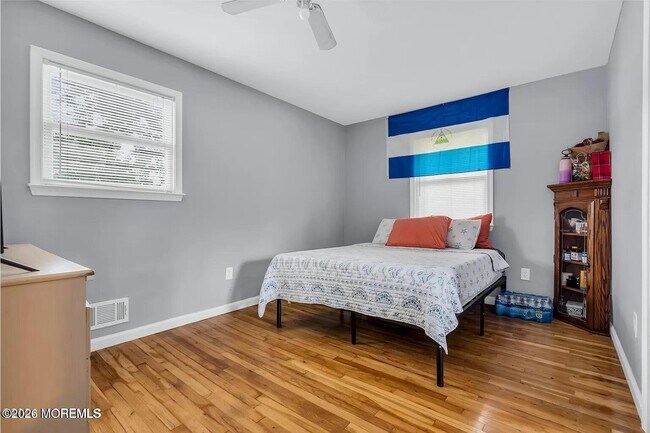 Building Photo - 518 River Dr