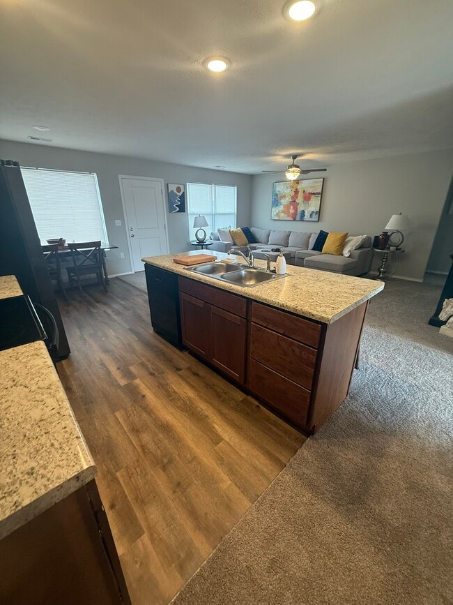 Building Photo - 129 Silver Maple Dr
