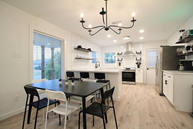 Building Photo - Ryan Place- Short to Mid-Term Rental Fully Remodeled 2  Bed, 1 Bath