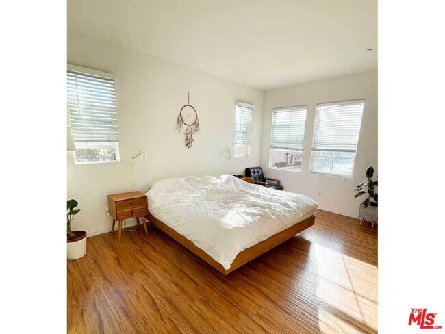 Building Photo - 10533 Maple Ln