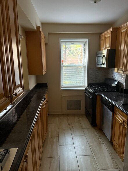 Building Photo - 2 Sadore Ln