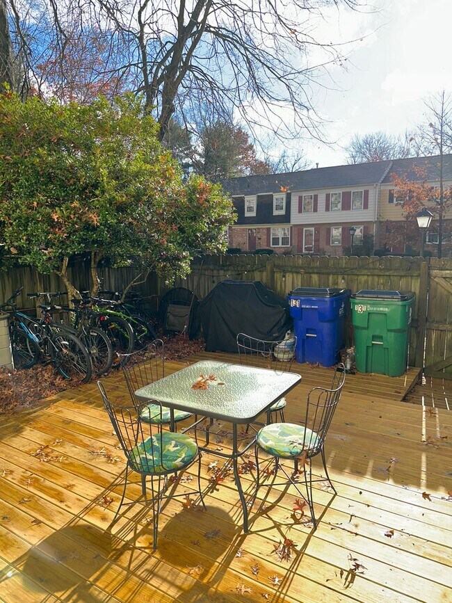 Building Photo - Spacious Corner Town Home With Large Yard