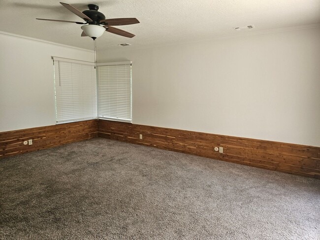 Building Photo - Spacious 4/2 with in-law suite and a pool!