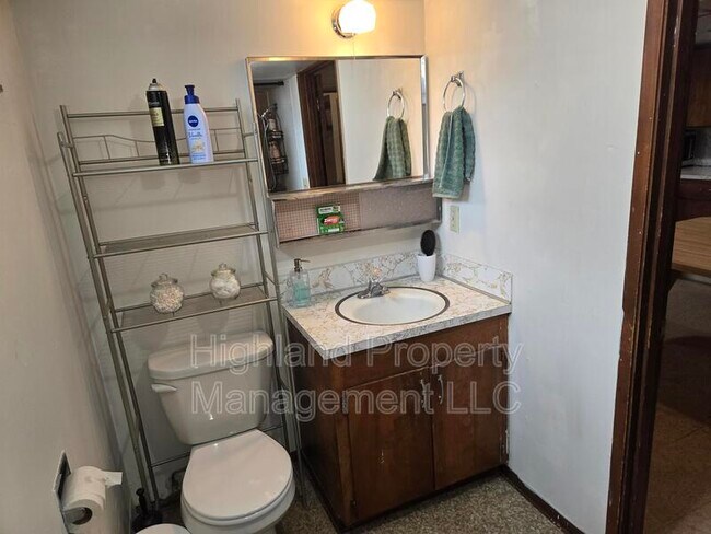 Building Photo - 520 NE Maple St