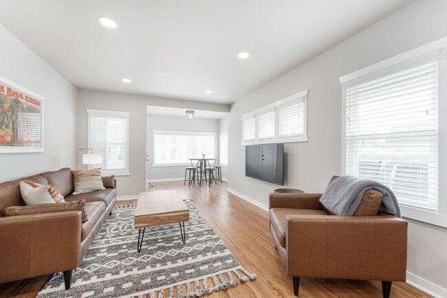 Building Photo - FURNISHED HOUSE! Short or Long Term! Large Newly Renovated Fully Furnished Modern 5 Bedroom Home ...