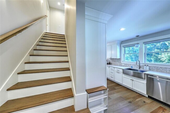 Building Photo - 137 Rosebriar Ave