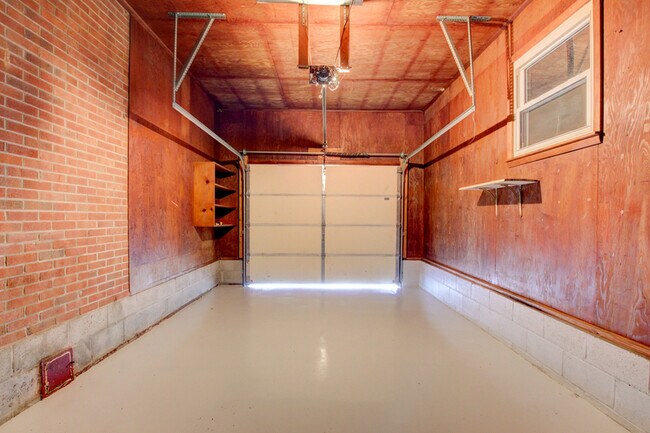 Building Photo - 104 W McReynolds Dr