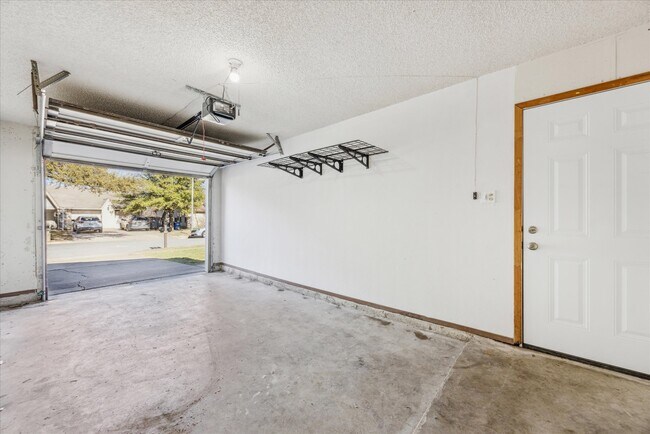 Building Photo - 8805 Piney Point Dr