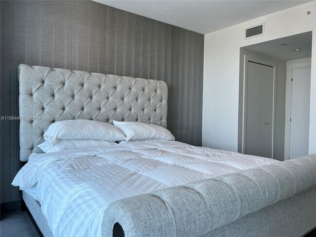 Building Photo - 200 Biscayne Blvd Way