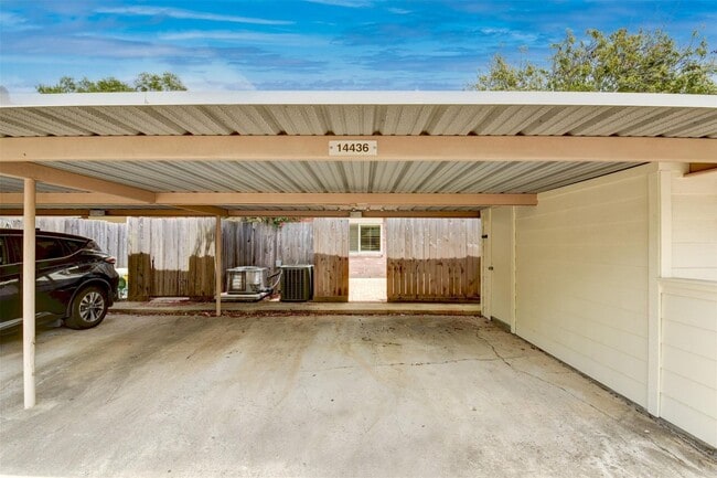 Building Photo - 3 BD / 2.5 BR Townhome in Memorial Club co...