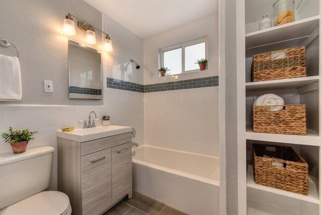 Building Photo - Beautifully Remodeled Duplex - 2 Bed, 1 Bath