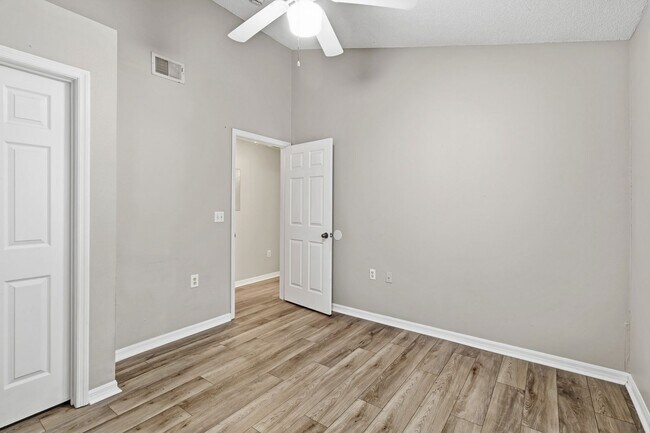 Building Photo - 10000 SW 52nd Ave