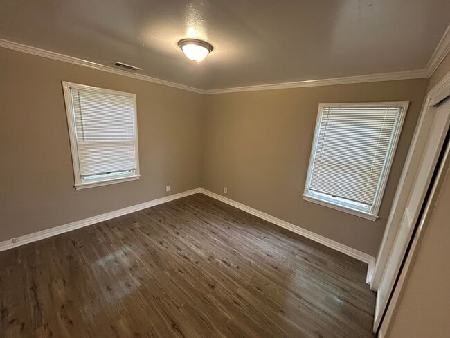 Building Photo - 2BR 1BA with fenced in backyard with move in special for July!