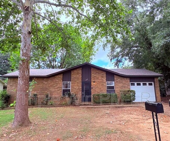 Building Photo - 220 Randall Dr
