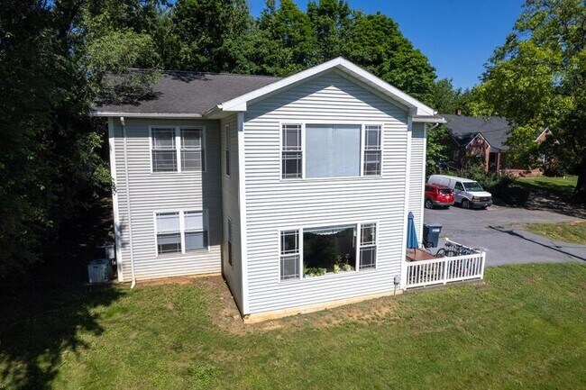 Building Photo - 1321 Mt Clinton Pike