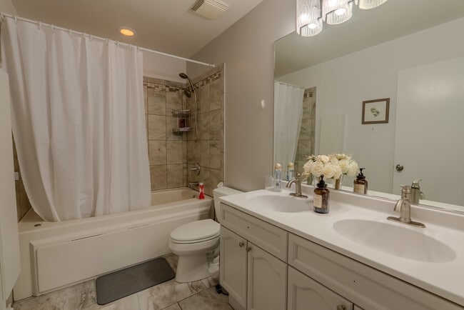 Building Photo - 1631 S Michigan Ave