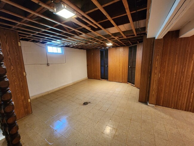 Building Photo - Great 3 Bedroom House