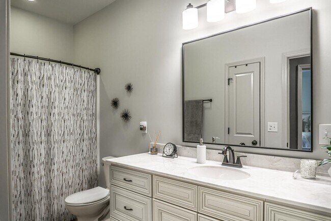 Building Photo - Stunning Custom Built Home in Ridgefields