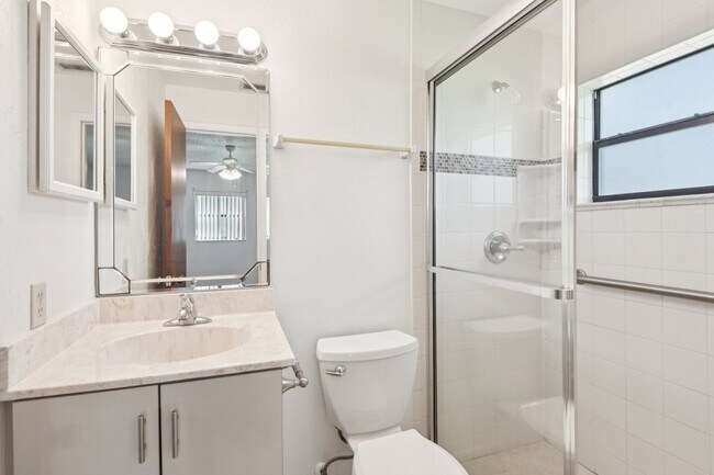 Building Photo - 4704 Queen Palm Dr