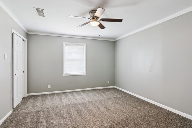 Building Photo - 1606 Oaks Dr