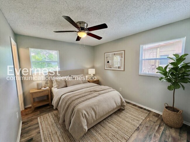 Building Photo - Limited Time Special Offer / 3 Bed/1.5 Bath Home with Carport / Pet-Friendly / Available Now!