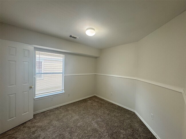 Building Photo - 5715 Vinemont Ln