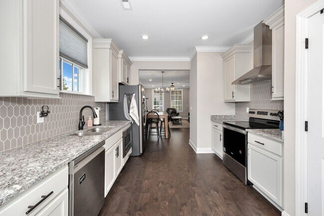 Building Photo - Fully Furnished 3 Bedroom Home Near Toyota...