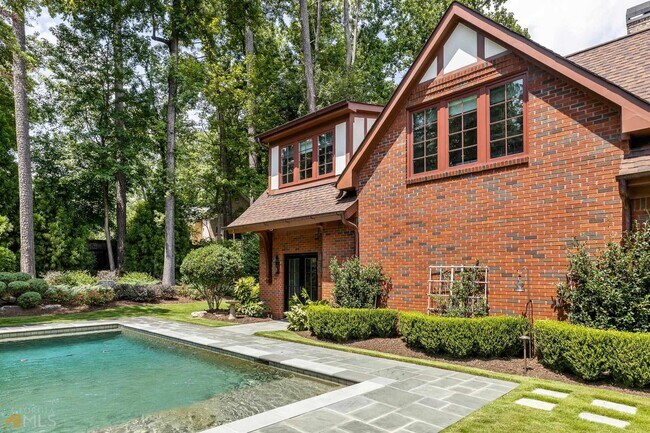 Building Photo - 3312 W Shadowlawn Ave NE