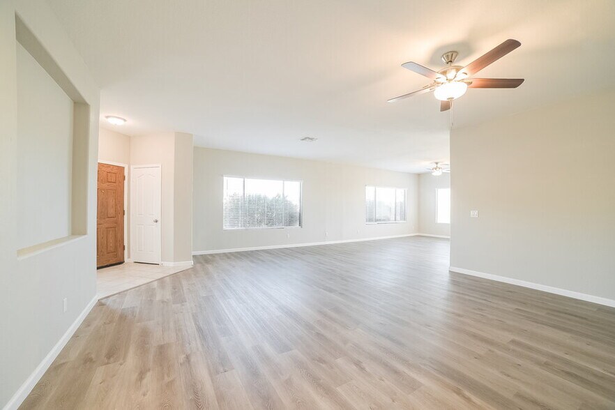 Building Photo - 6605 W Range Mule Dr